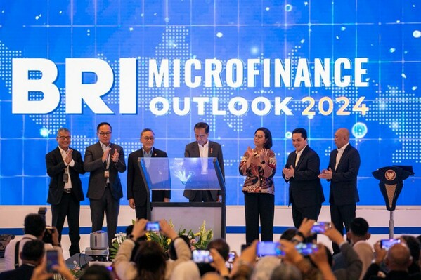 Joko Widodo, President of the Republic of Indonesia together with Sunarso, BRI President Director; Kartika Wirjoatmodjo, Deputy Minister of State-Owned Enterprises; Zulkifli Hasan, Minister of Trade; Sri Mulyani, Minister of Finance; Erick Thohir, Minister of State-Owned Enterprises; and Teten Masduki, Minister of Cooperatives and SMEs at the opening of BRI Microfinance Outlook 2024 (03/07)