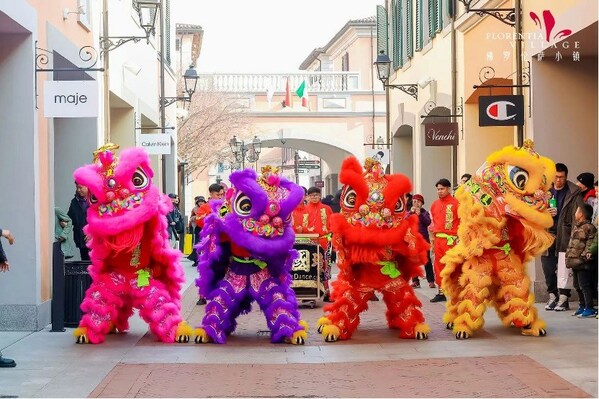 京津佛羅倫薩小鎮舉辦的新春舞獅表演活動