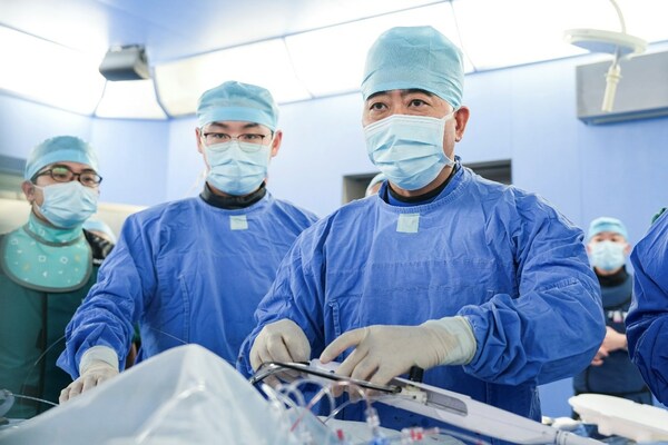 葛均波院士带领团队完成了ROTAPRO系列产品在中国内地上市后的首例手术