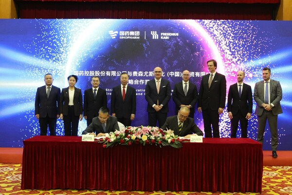 国药控股副总裁陈战宇及费森尤斯卡比中国董事长杨维平作为双方代表进行签约