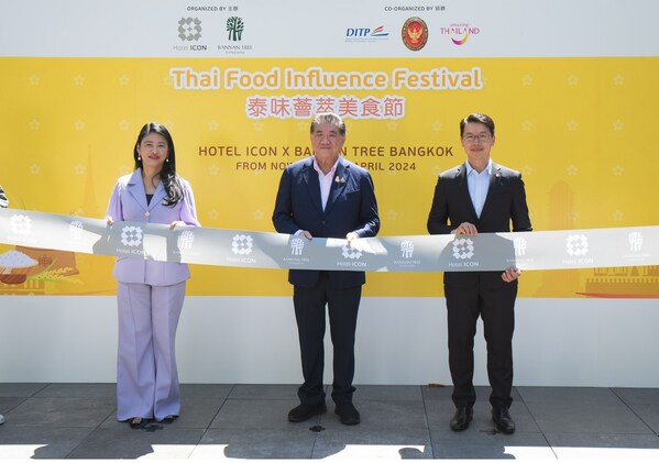 SAVP/ General Manager of Banyan Tree Bangkok - Ms. Nopparat Aumpa, Deputy Prime Minister and Minister of Commerce of Thailand - Mr. Phumtham Wechayachai and General Manager of Hotel ICON - Mr. Ian Lee, officiating the ribbon cutting ceremony at The Market, Hotel ICON (from left to right)