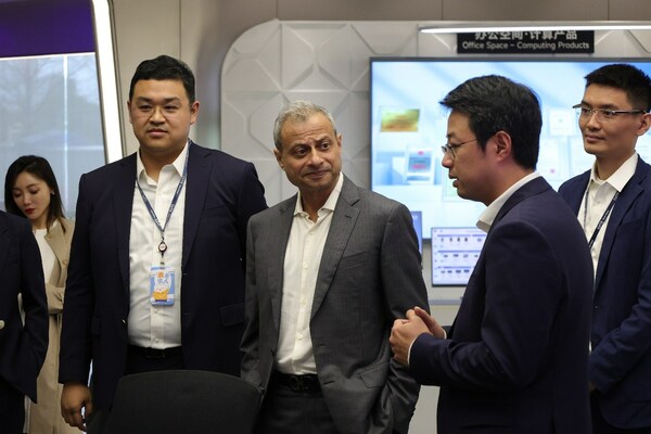 Ahmed Mazhari, President of Microsoft Asia, along with a delegation from Microsoft, visits MAXHUB to investigate potential solutions.