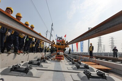 Photo shows the construction site of track-laying for Shanghai-Suzhou-Huzhou high-speed railway. (Photo by Zhang Haifeng)