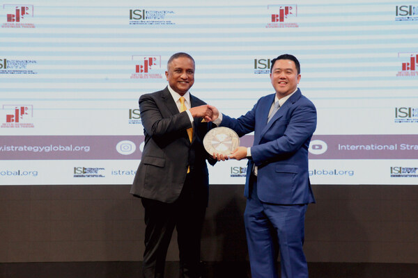 The Chairman of MATRADE, Dato' Seri Reezal Merican (left) on stage with ISI's esteemed Chairman, Mr. Cheah Chyuan Yong (right) at IRBF.