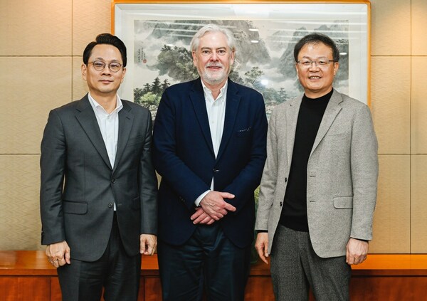 The picture shows KT&G CEO Bok-in Baek(right), KT&G CEO nominee Kyung-man Bang(left), and PMI CEO Jacek Olczak(center) taking a celebratory photo after the meeting