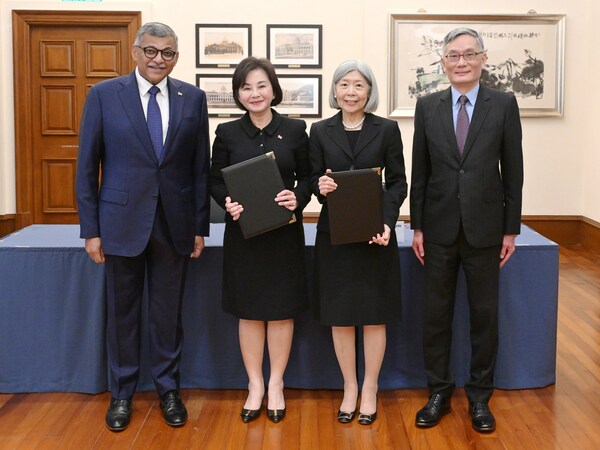 Left to right - The Honourable the Chief Justice Sundaresh Menon of Singapore; Justice Teh Hwee Hwee, Judge of the High Court and Presiding Judge of the Family Justice Courts; Madam Justice Bebe Chu, Judge of the Court of First Instance of the High Court of the HKSAR; The Honourable Chief Justice Andrew Cheung of the Court of Final Appeal of the HKSAR (PRNewsfoto/Supreme Court of Singapore)