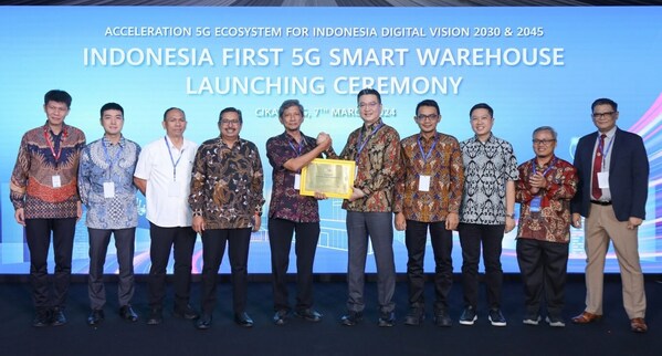 Telkomsel and Huawei inaugurating Indonesia's first 5G Smart Warehouse togther with other partners (PRNewsfoto/Huawei)
