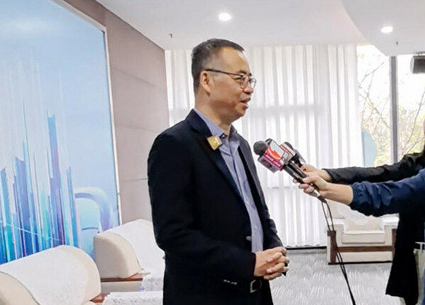 软通动力董事、鸿湖万联董事长黄颖现场接受媒体采访