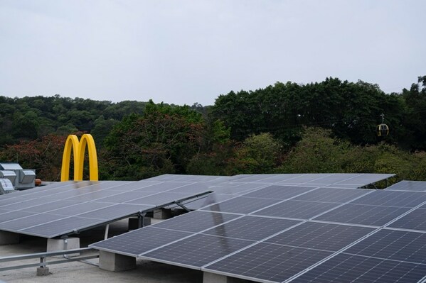 廣州云山天地餐廳配備太陽能光伏設備， 年發電量約5.5萬度，滿足餐廳全部照明用電需求，并通過儲能設備實現綠色能源全天候高效供能