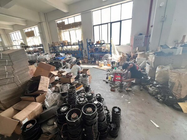 依必安派特和地方政府突袭了一家位于广东的仿冒产品工厂