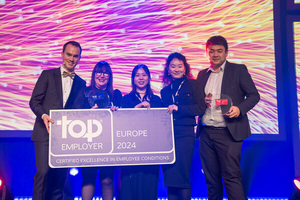 Huawei accepted the Top Employer Europe Award during the Top Employer celebration event. (PRNewsfoto/Huawei)