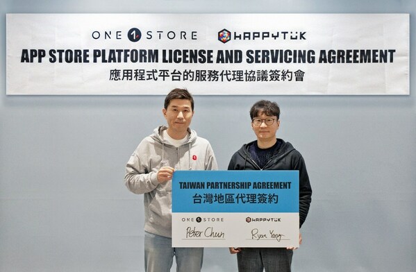 ONE Store’s CEO Peter Chun and HAPPYTUK's CEO Ryan Yang are signing the partnership agreement.