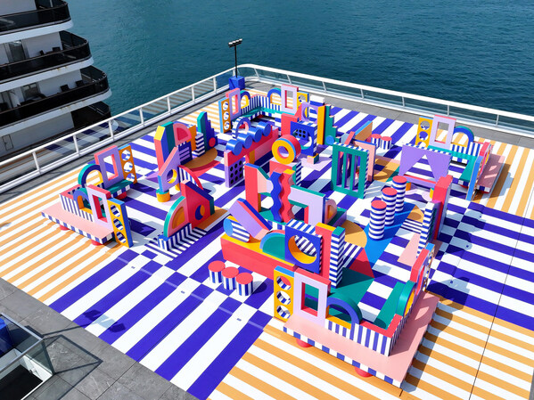 法国艺术家Camille Walala将海运观点打造成户外艺术迷宫。