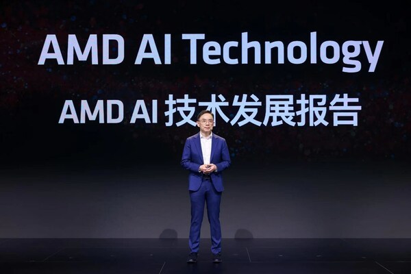 AMD高级副总裁，GPU技术与工程研发王启尚在做AMD AI技术发展报告的主题演讲