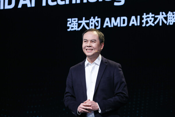 AMD高级副总裁，计算与图形总经理Jack Huynh在做推进AI PC领导力的主题演讲