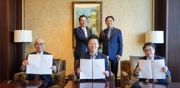 Li Zhen, Chairman of Gotion High-Tech (rear right), and Nibayashi Masahiro, Chairman of Daiwa Energy & Infrastructure and Daiwa Securities Investment (rear left) witnessing the signing of agreement