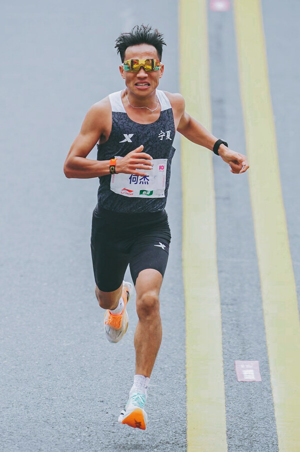 何杰以2小时06分57秒成为截止目前中国男子马拉松通往巴黎之路的最好成绩