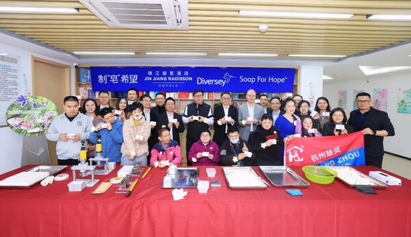 錦江麗笙酒店團隊與泰華施團隊在杭州慧靈體驗肥皂制作，踐行可持續發展理念