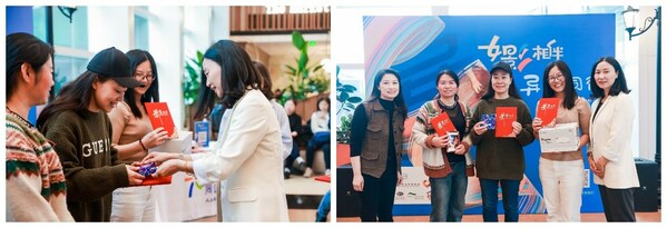富士胶片（祖国）品牌总监史咏华为特需儿童家庭摄影作品征集活动的获奖家长代表颁奖