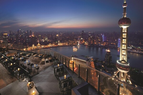 上海浦东丽思卡尔顿酒店的FLAIR 顶层餐厅酒吧