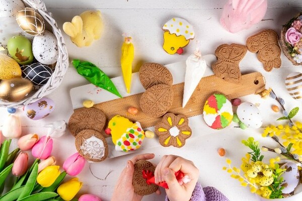 CHA BEI復活節親子彩藝坊中，小朋友和大人可以一同攜手完成曲奇餅、杯裝蛋糕及復活蛋的粉飾之旅。
