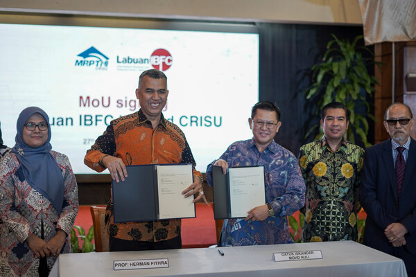 Datuk Iskandar Mohd Nuli, Executive Chairman cum CEO of Labuan IBFC Inc. after signing the MoU with Prof. Herman Fithra, Vice Secretary Jenderal, CRISU (representing Prof. Ganefri Ph.D, Chair of CRISU – Indonesia)