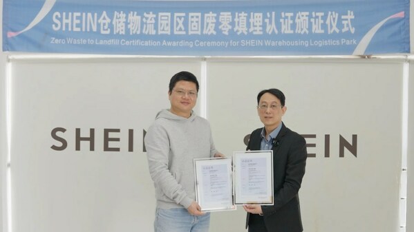 SHEIN履约与纺织品创新中心高明片区经理Dawn Wang（左）与TÜV莱茵大中华区管理体系服务企业可持续服务总经理陈庆（右）代表双方签订战略合作协议