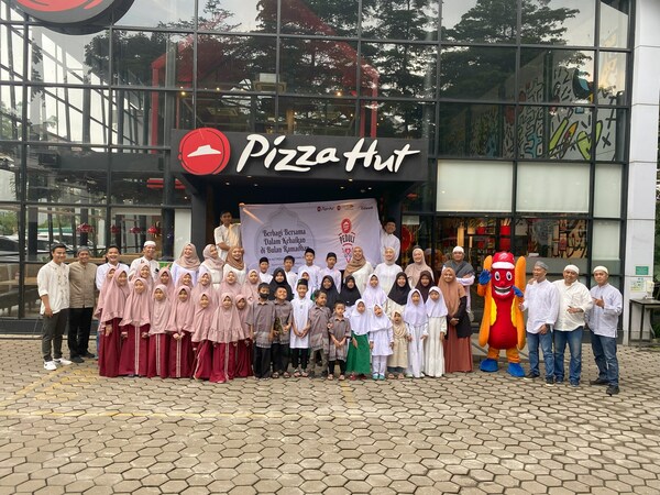 (Bandung, 28/03)- Pizza Hut Indonesia mengadakan "Pizza HUT Peduli 8P" sepanjang bulan Ramadan. Kegiatan CSR di 16 kabupaten/kota tersebut menyasar 8 elemen masyarakat, di antaranya kelompok rentan dan disabilitas.
