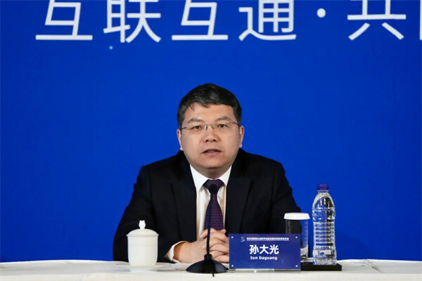 Sun Daguang, a member of the Standing Committee of the CPC Shaanxi Provincial Committee and head of the Publicity Department, attends the press conference. [Photo/wicinternet.org]