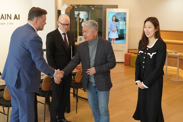 A visiting delegation from the Estonian Ministry of Economy, Information and Communication visits DeepBrain AI headquarters and exchanges greetings. (From the left in the photo, Estonian Ambassador to Korea Sten Schwede, Estonian Minister of Economy, Information and Communication Tit Lysalo, DeepBrain AI Vice President Han Jong-ho, and DeepBrain AI Manager Seo Yu-mi) (PRNewsfoto/DeepBrain AI)