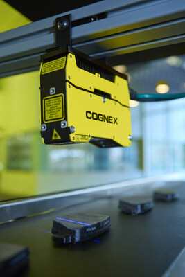 Cognex In-Sight L38 安装在装配线中，以 3D 方式检测产品。人工