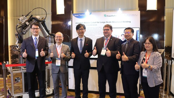 MIRDC and Fraunhofer have collaborated to develop the first “Miniaturized Welding Cobot” to overcome the challenges associated with automating the welding of large structural steel components. Featured in the photo, from left are Cheng-Chang Chiu, Director at MIRDC, Yung-Hsiang Lai, President of MIRDC, Chyou-Huey Chiou, Director General of the Department of Industrial Technology at the MOEA, Mathias Rauch. Director of the Research Strategy and Policy Department at the Fraunhofer-Gesellschaft, Meng-Tsung Su ITRI senior vice president and RIN chair, Yueh-Hsiu Lee, Director at MIRDC.