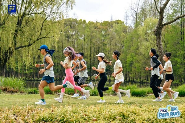 一众菁英跑者在上海世纪公园享受慢跑乐趣