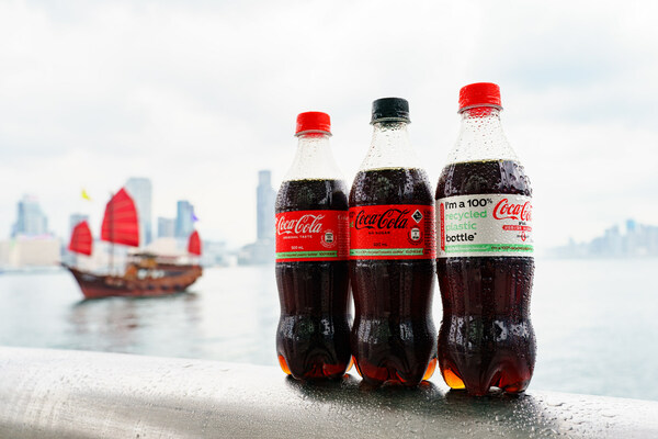 可口可樂公司宣布，可口可樂®商標品牌的 500 毫升飲品已全面採用 100%再造樽，並正式登陸香港。