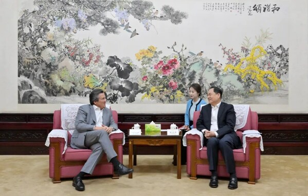 美高梅國際酒店集團總裁洪博斌先生與中國人民對外友好協會會長楊萬明先生進行友好會面