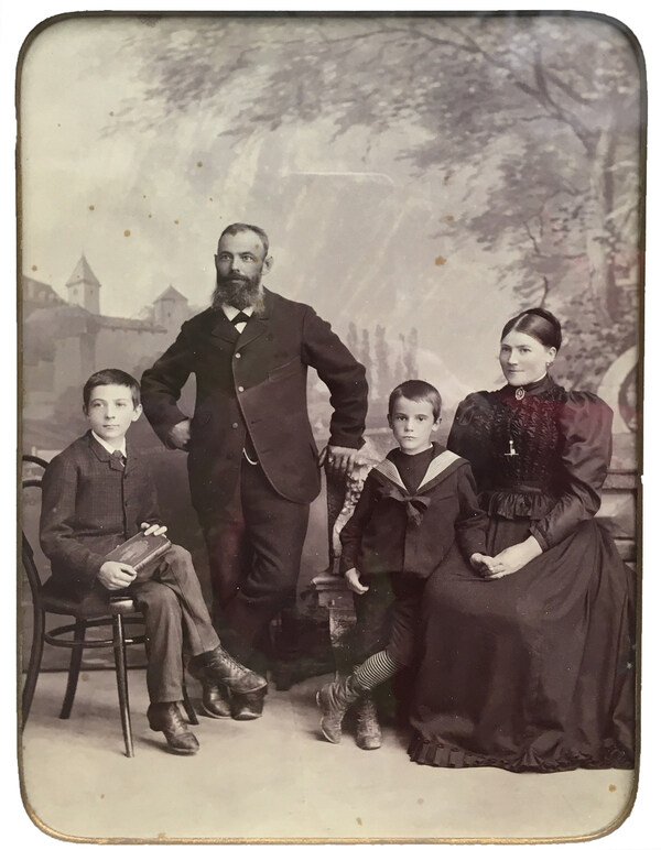 ครอบครัวเกเบิร์ท - รูปภาพครอบครัวผู้ก่อตั้ง อัลเบิร์ต เกเบิร์ท (Albert Gebert) กับภรรยา โจเซฟินา (Josefina) และลูกชายทั้งสองของทั้งคู่ อัลเบิร์ต เอมิล (Albert Emil) (ซ้าย) และลีโอ (Leo) ไม่นานหลังจากปี 2435