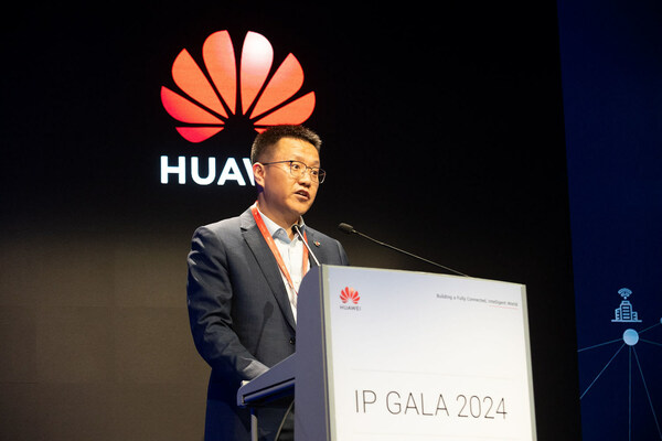 Zuo Meng, President of Huawei's Data Communication Product Line Metro Router Domain, delivering the opening speech