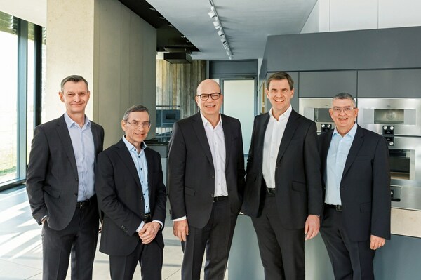博西家用电器集团董事会成员（从左到右依次是舒伯特、戴巴赫、迈致远、唐善达、Rudolf Klötscher）