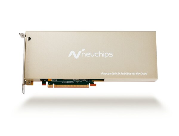 Neuchips推出的Evo PCIe卡，在LLM上的应用只需55W的功耗，预计今年第二季将推出半高半宽的PCIe卡，更能大幅缩小系统所需空间。