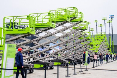 Photo shows that a customer observes various kinds of lifts at Zoomlion Access Intelligent Manufacturing Park. (Source: Zoomlion)