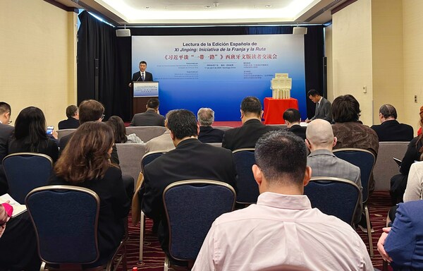A seminar for readers to share their views on the Spanish edition of Xi Jinping on the Belt and Road Initiative underway in Santiago, Chile, on April 11 (COURTESY PHOTO)