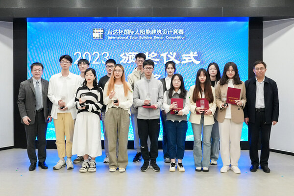 陈奕祥总监与天津大学建筑学院宋昆书记共同为2023台达杯竞赛获奖人颁奖。