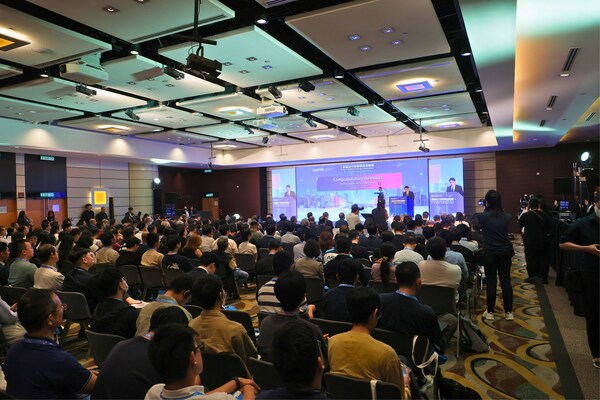 逾300名科技專家及領袖匯聚香港會議展覽中心，共慶「智慧出行車聯網技術聯盟」成立一週年。