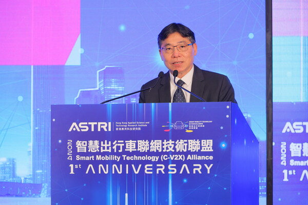 Mr Lam Sai Hung, Secretary for Transport and Logistics of the HKSAR Government, speaks at the ceremony
