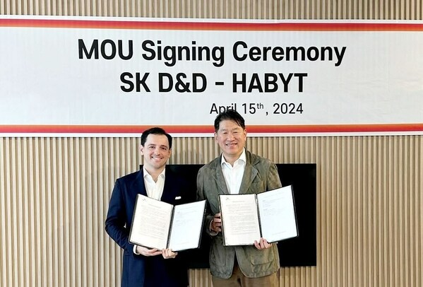 Habyt CEO & Founder Luca Bovone (left), and SK D&D CEO Do Hyun Derek Kim (right) signed an MOU to strengthen the residential business at the Waterfront Hotel in Berlin, Germany.