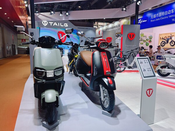 Long-Range Electric Motorcycles UNIVERSE （left） and CITY HOLIDAY （right） of TAILG