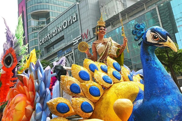 泰国各地宋干节庆典活动在Central World和Central Pattana地标性购物中心盛大启幕，吸引逾百万游客