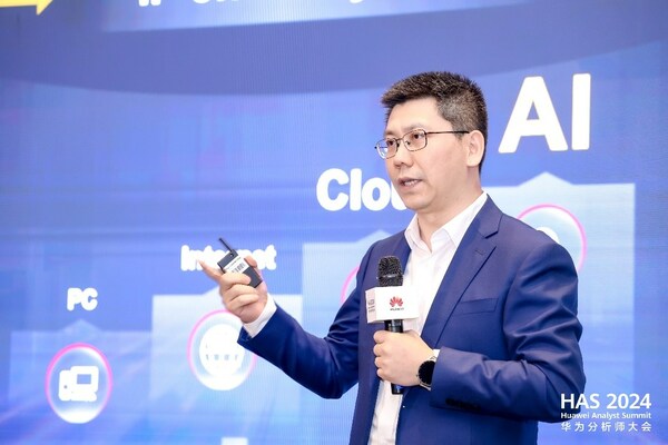 華為數據通信產品線副總裁趙志鵬發表演講