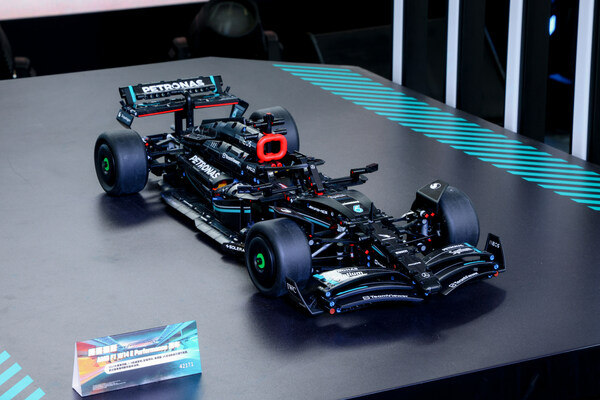 乐高积木版Mercedes-AMG赛车启动，黑色闪电闪耀全场