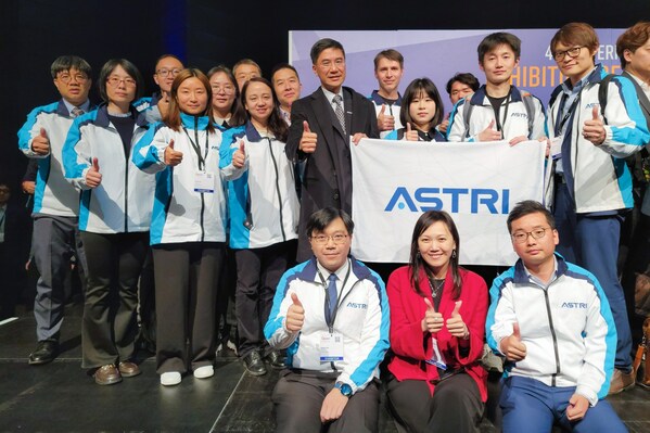 ASTRI won 23 awards at the 49th International Exhibition of Inventions of Geneva, including 1 「Gold Medal with Congratulations of Jury」, 6 Gold Medals, along with 10 Silver Medals and 6 Bronze Medals. Dr Denis Yip, Chief Executive Officer of ASTRI congratulates the R&D team